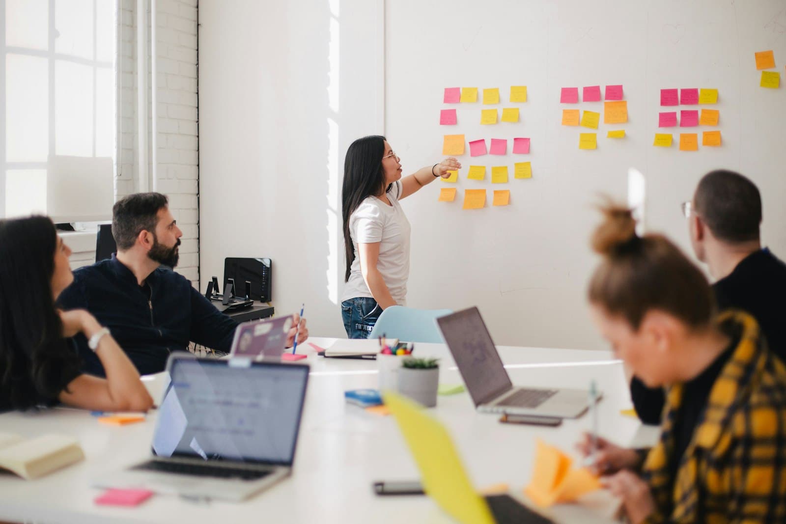Formateur indépendant animant une session de formation pour adultes en entreprise