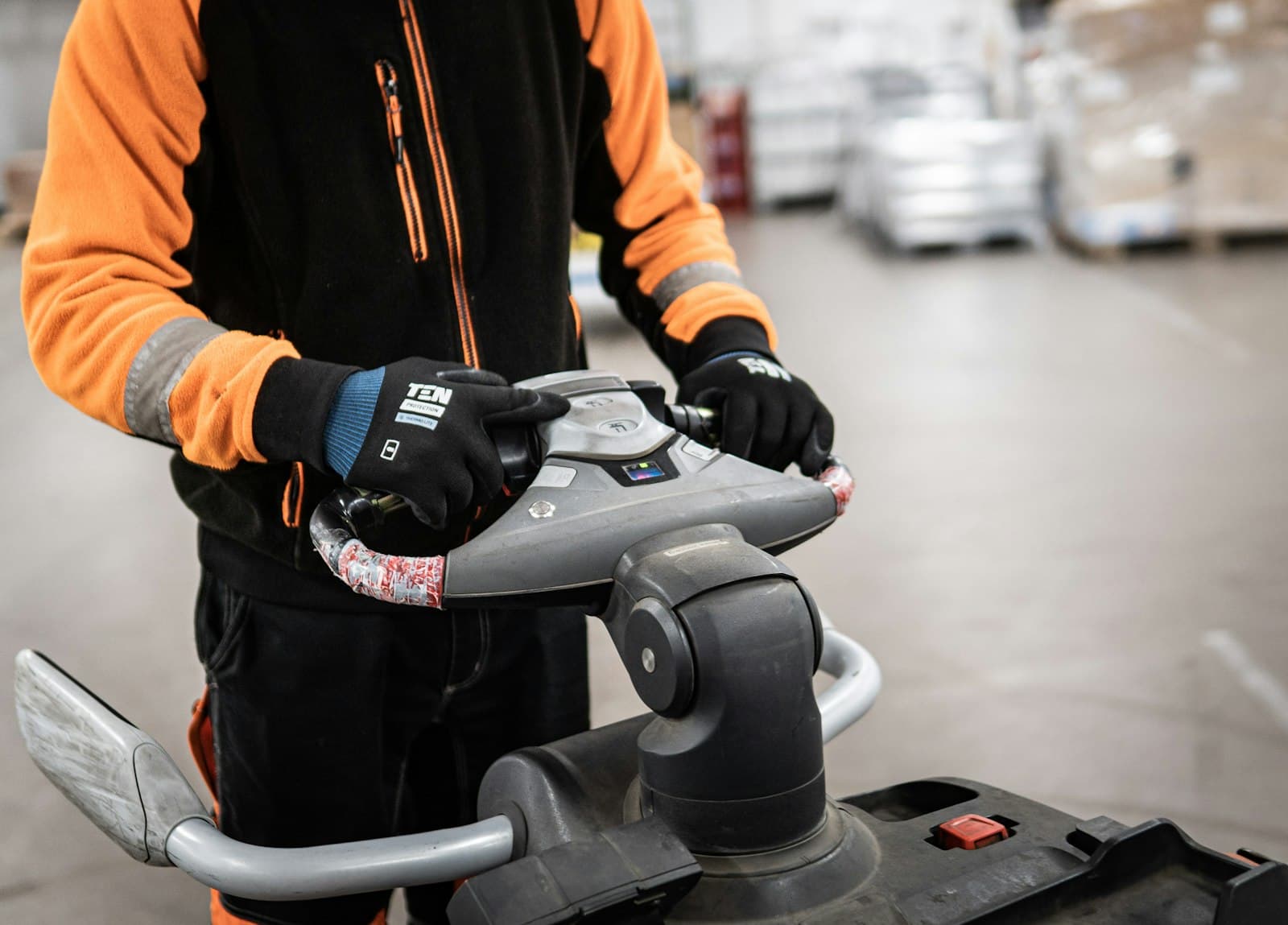 Formation Gestes et Postures — manipulation d'un transpalette en entrepôt avec gants de protection